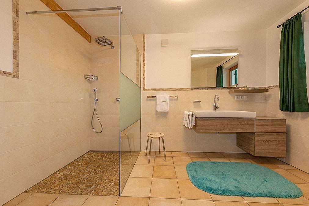 Ferienhaus 4erspitzblick Badezimmer Duschbereich