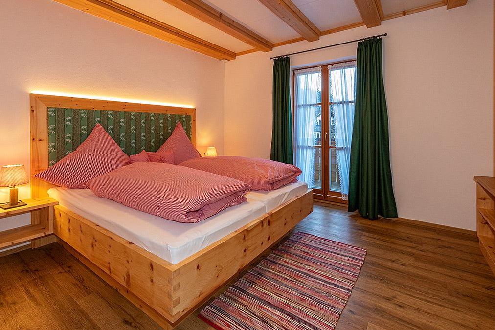 Ferienhaus Stoaröserl Schlafzimmer 1