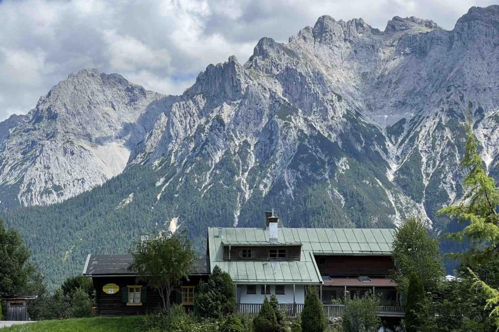 Korbinianhütte mit Karwendel