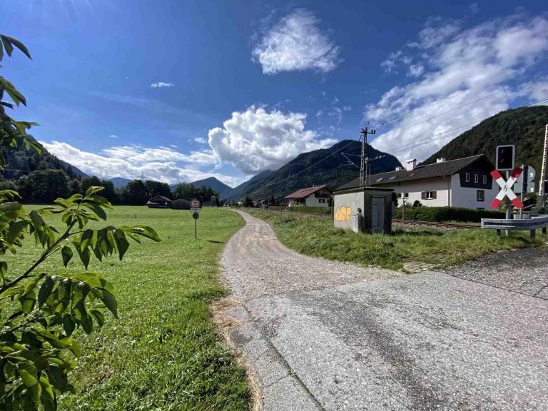 Wirtschaftsweg an den Gleisen